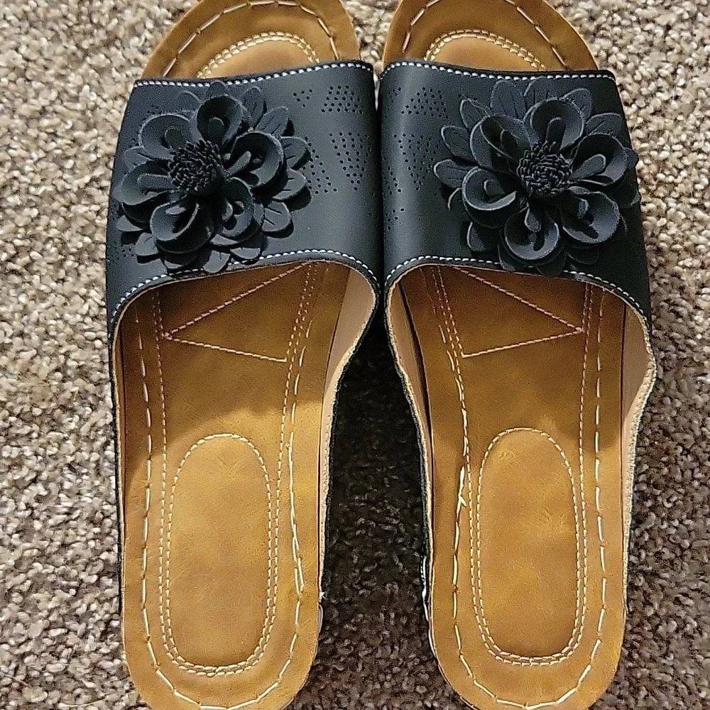 Black Ladies Sandals With Flower Detail NEW Sz10.5 - Picture 2 of 6